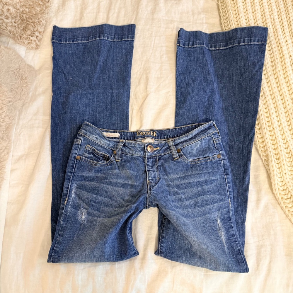 Decree Womens Low Rise Flare Jeans Medium Wash Distressed Denim Size 7 Y2K Boho
